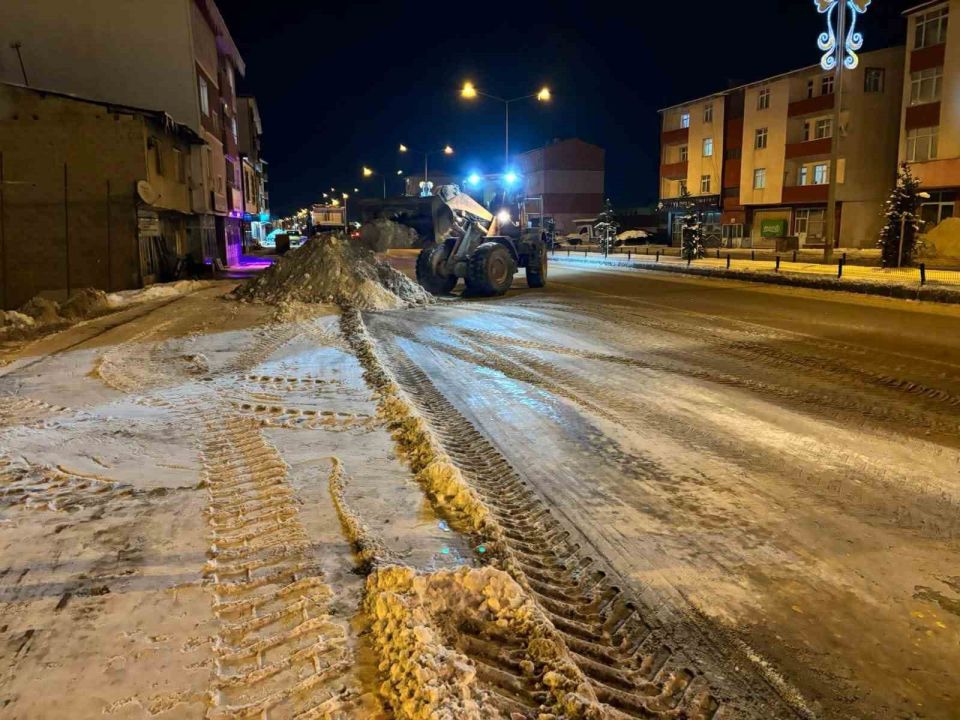 Aşkale’de kar sonrası belediye ekipleri sahadaydı
