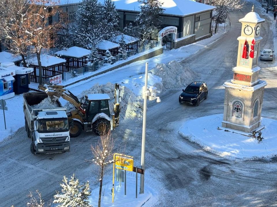 Aşkale’de kar sonrası belediye ekipleri sahadaydı