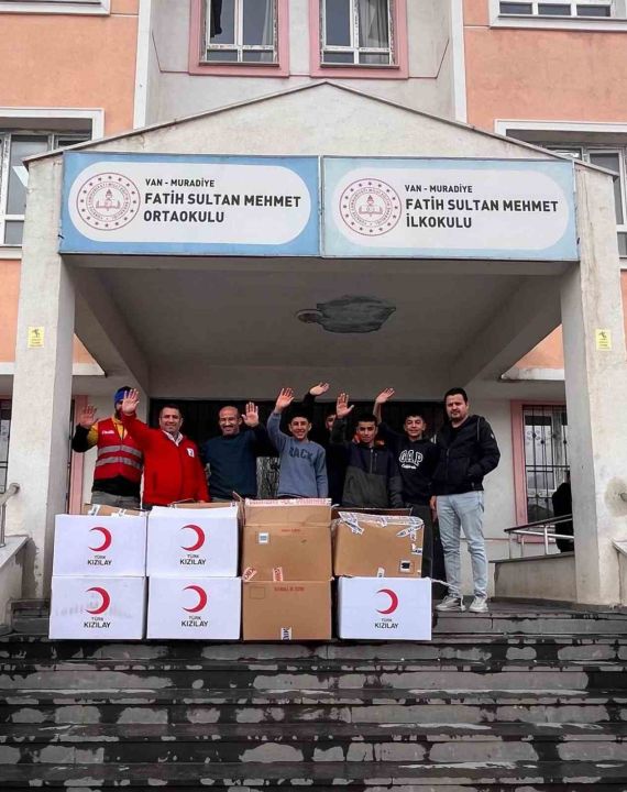 Muradiye’de 16 bin öğrenciye giyim desteği