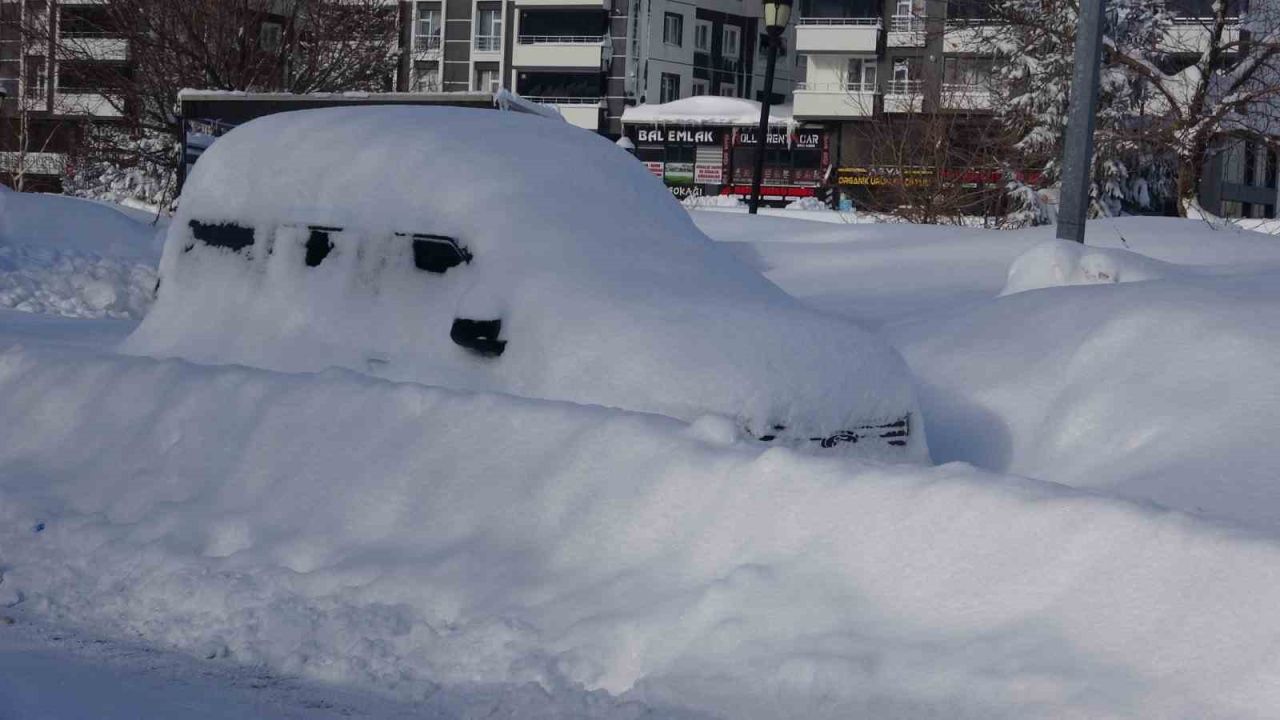 Bitlis’te kar altında kalan araçlar güçlükle bulundu