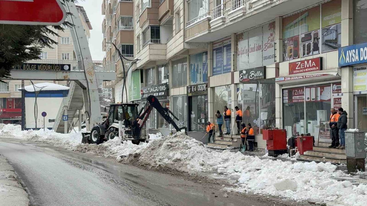 Kar kütlesinin altında kalarak hayatını kaybeden genç kız son yolculuğuna uğurlandı