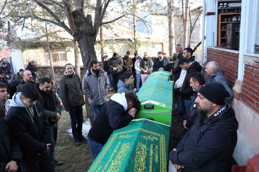 Erzurum’da trafik kazasında vefat eden iki kardeş ve bir arkadaşa hüzünlü veda
