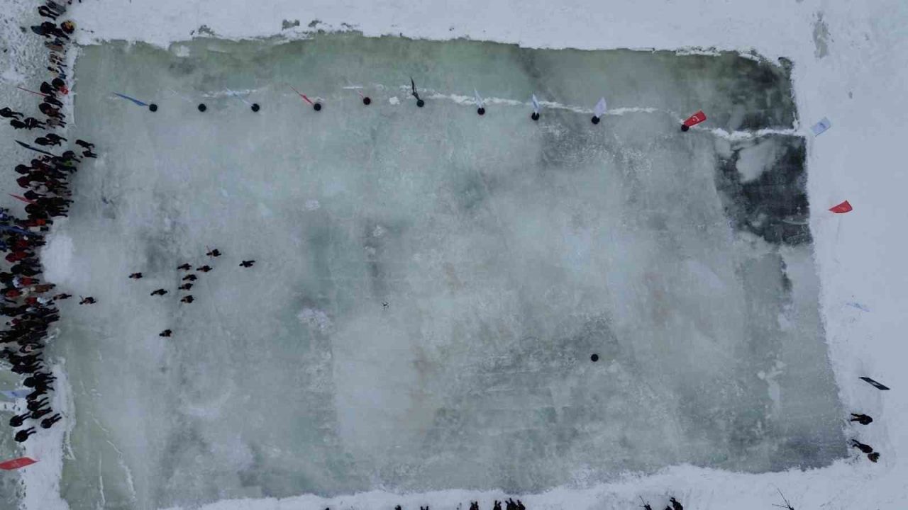 Kars Çıldır Gölü’nde buz üstünde muhteşem şölen