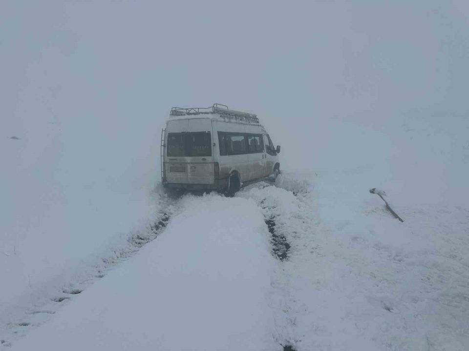Iğdır’da yoğun kar yağışı: 57 köy yolu ulaşıma kapandı, şarampole devrilen minibüs kurtarıldı