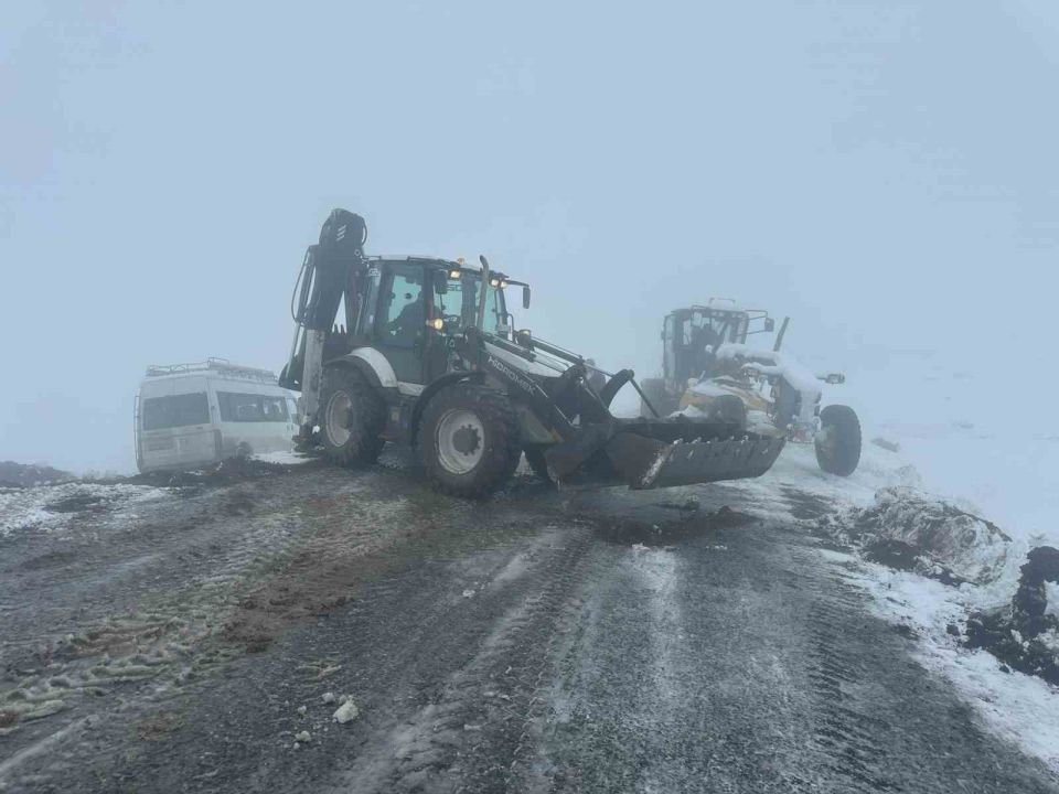 Iğdır’da yoğun kar yağışı: 57 köy yolu ulaşıma kapandı, şarampole devrilen minibüs kurtarıldı