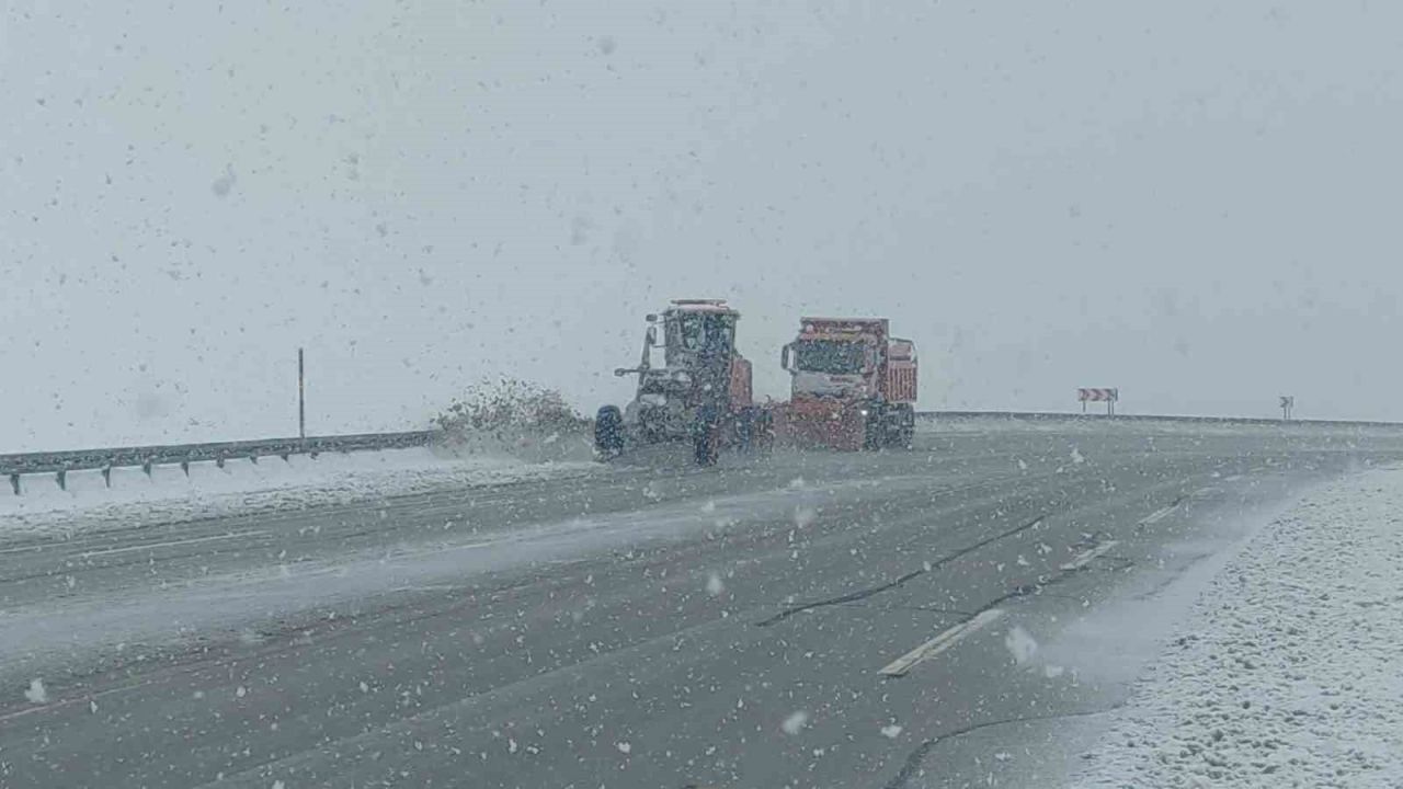 Van’ın yüksek kesimlerde lapa lapa kar yağdı