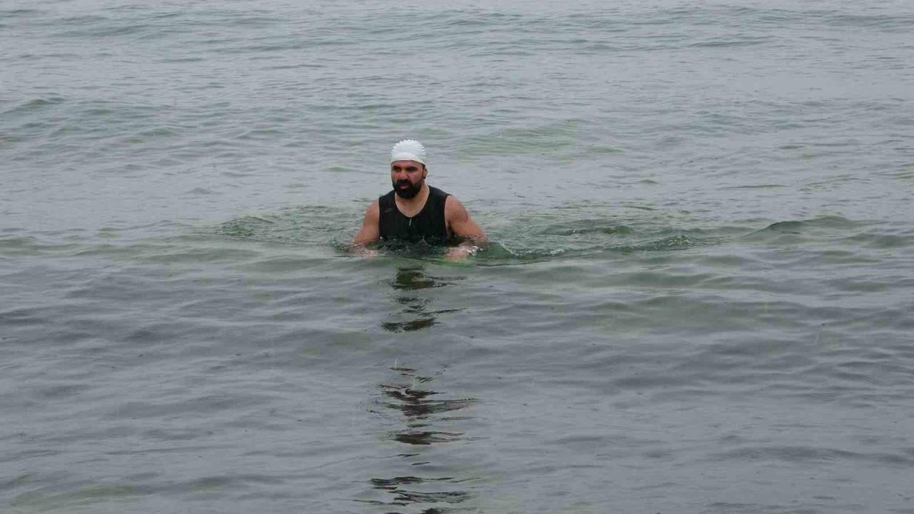 Dondurucu soğuğa meydan okudu: Van Gölü’nde şifa kulaçları