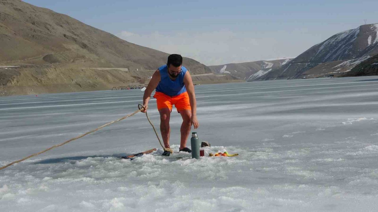 Soğuk suya sıcak dokunuş: Maceracı öğretmen buzu kırıp girdiği suda çayını yudumladı