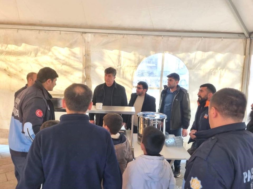 Pasinler Belediyesi’nden vatandaşa sıcak yemek ikramı