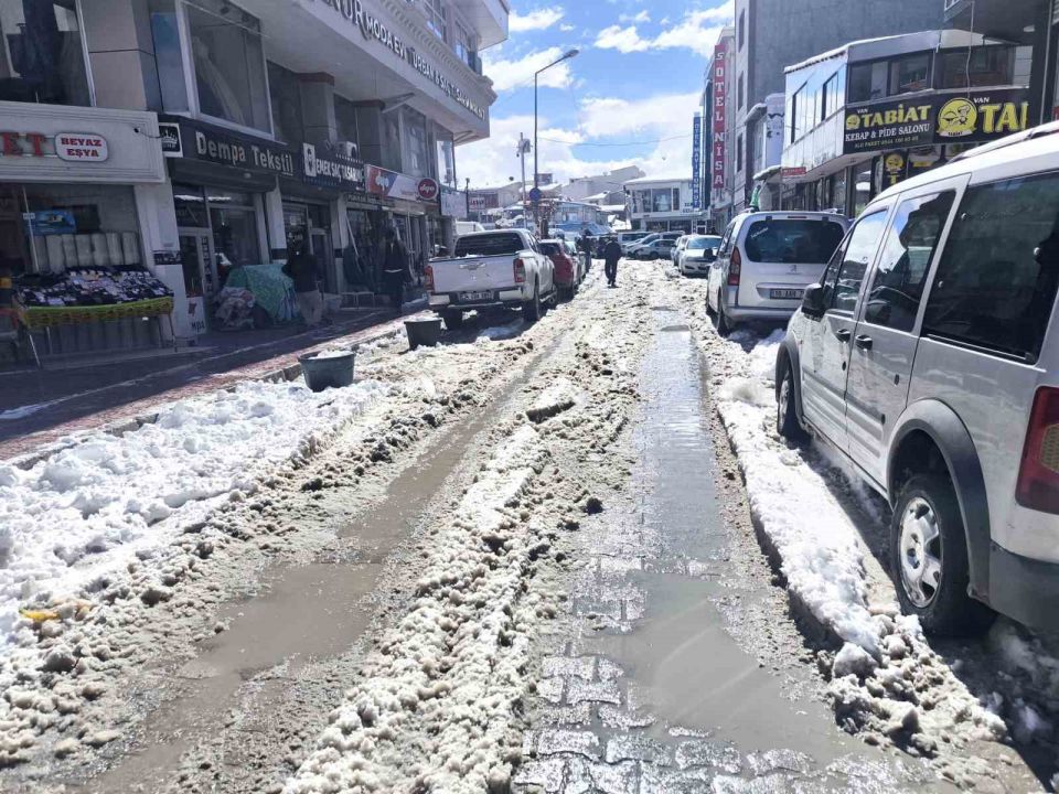 Van’da esnaf ve vatandaşlardan "altyapı ve temizlik" tepkisi