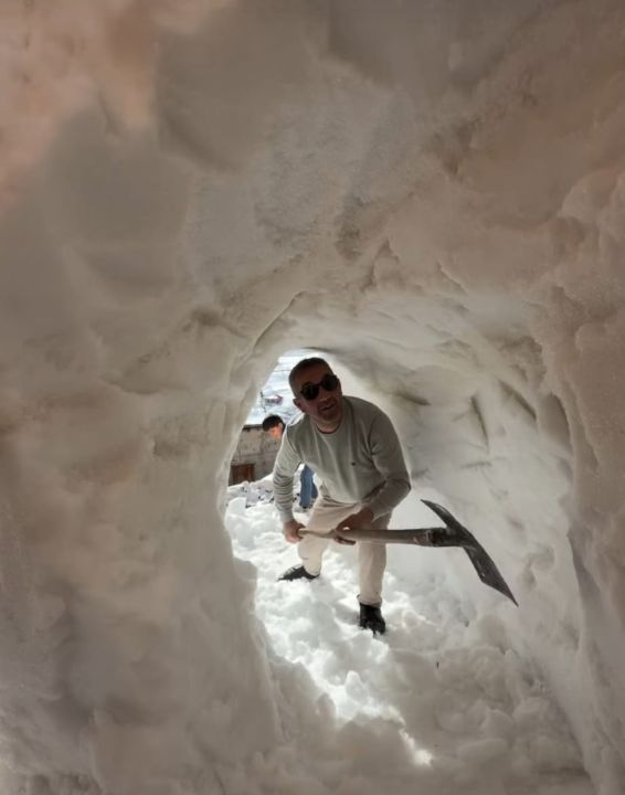 Bahçesaraylılar açtıkları kar tünelleriyle günlük hayatlarını sürdürüyor