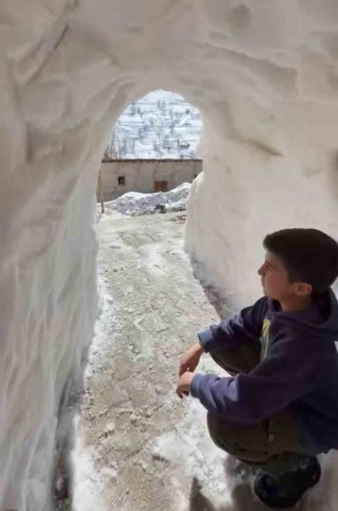 Bahçesaraylılar açtıkları kar tünelleriyle günlük hayatlarını sürdürüyor