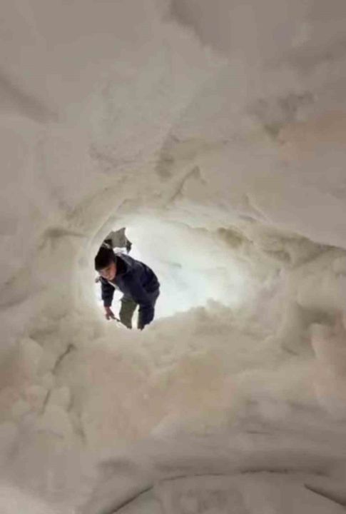 Bahçesaraylılar açtıkları kar tünelleriyle günlük hayatlarını sürdürüyor