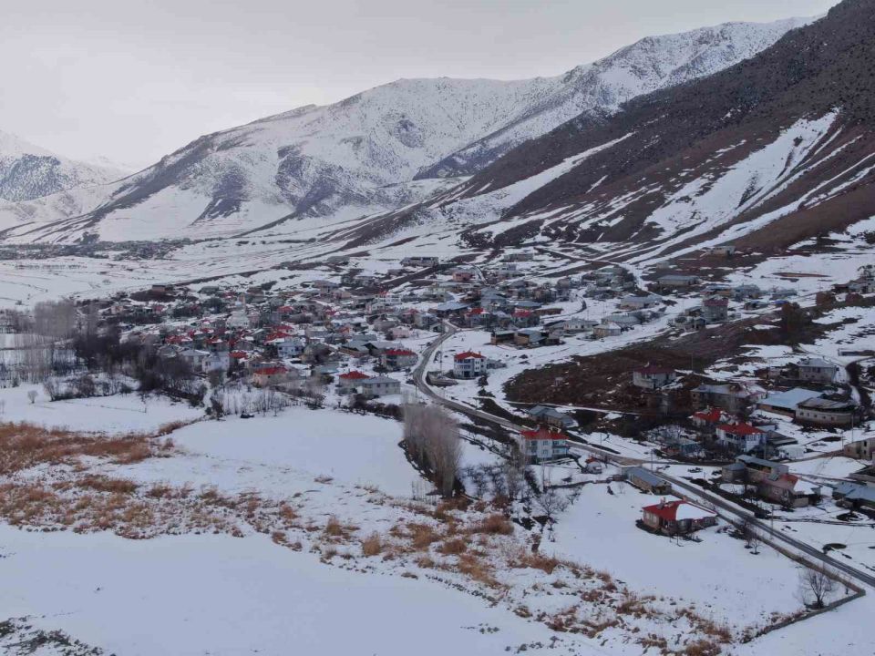 Van’da karla gelen güzellik: Yerleşim yerleri beyaz gelinliğini giydi