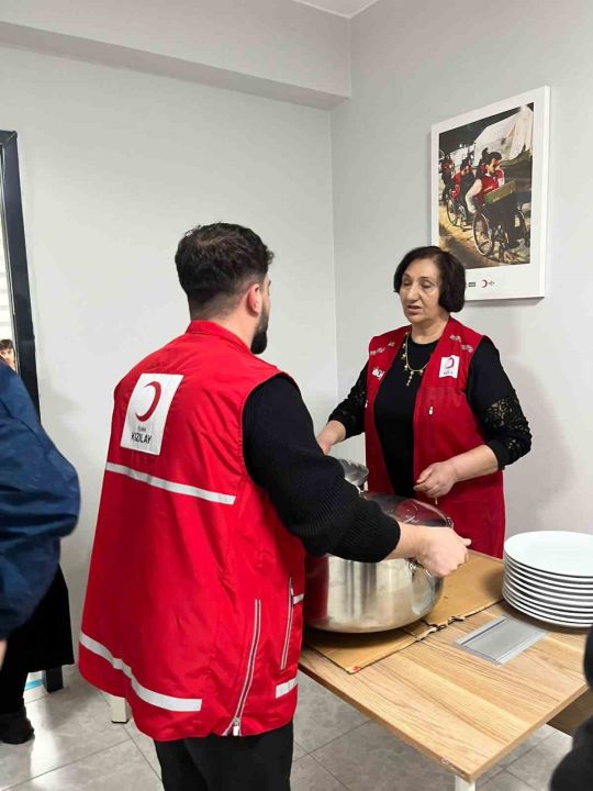 Kars’ta Kızılay’dan üniversite öğrencilerine "Anne Eli" iftarı