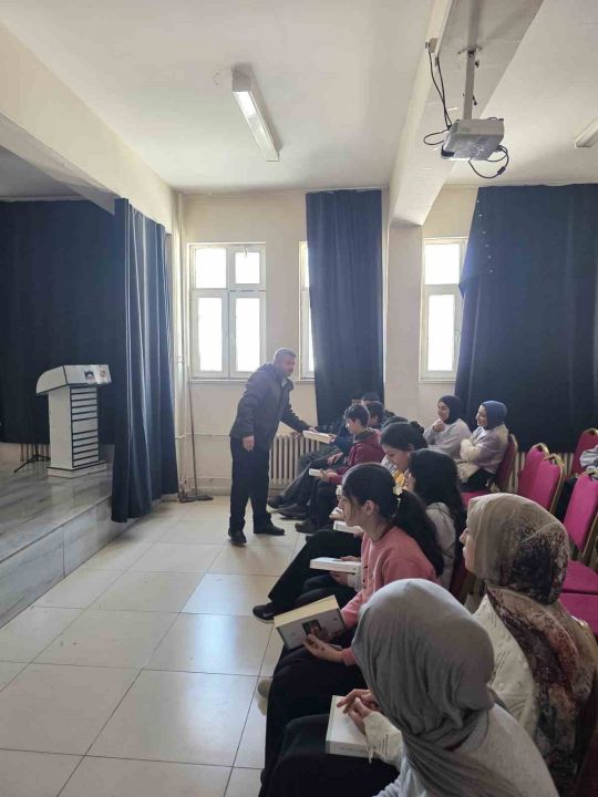 Çaldıran’da gençlik huzura koşuyor: Kitaplar müftülükten gayret gençlerden