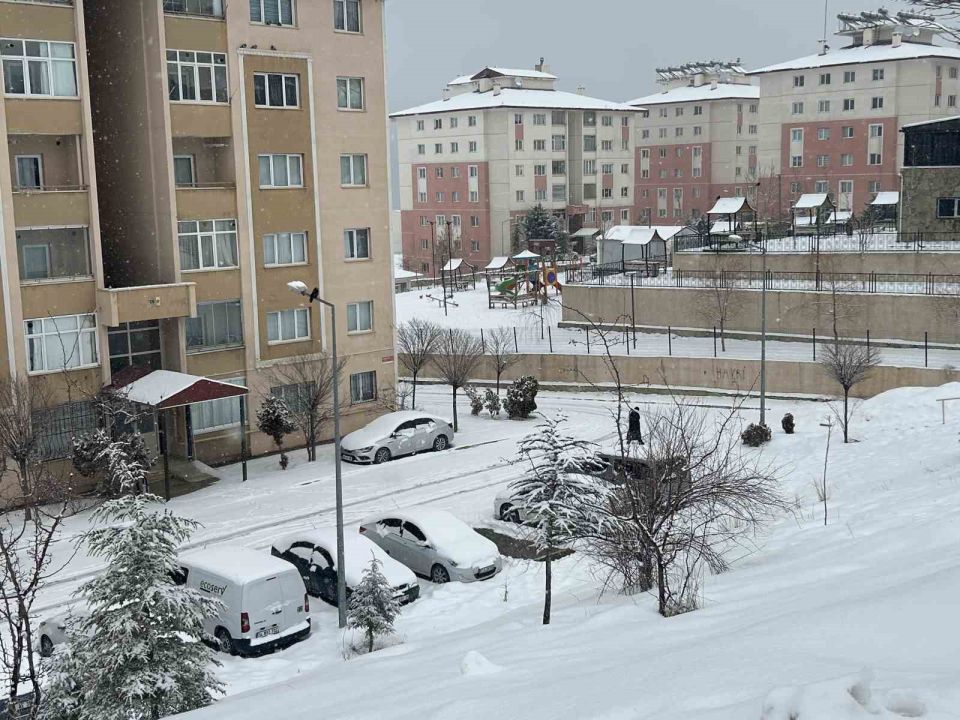 Van’da mart ayı kapıdan baktırdı: Kar yağışı ulaşımı durdurdu