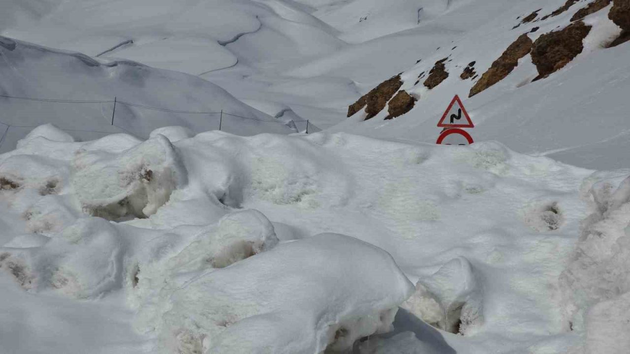 Karabet Geçidi’nde kar kalınlığı 3 metre 52 santim oldu