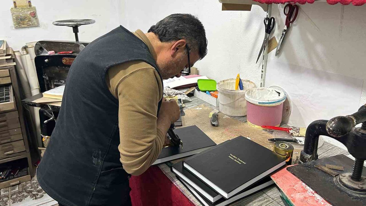 Vanlı cilt ustası yarım asırlık zanaatını teknolojiye karşı koruyor