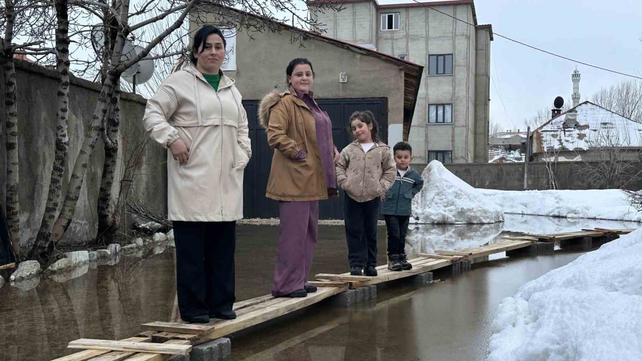 Yüksekova’da Venedik çilesi: Evlere giriş tahtadan köprülerle sağlanıyor