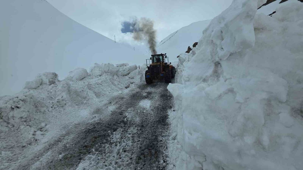 Van'ın O İlçesinde Kar kalınlığı 4 metreye Yaklaştı