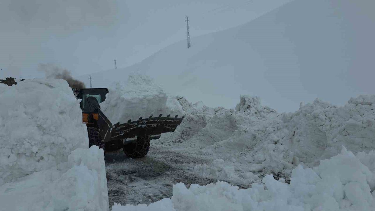 Van'ın O İlçesinde Kar kalınlığı 4 metreye Yaklaştı