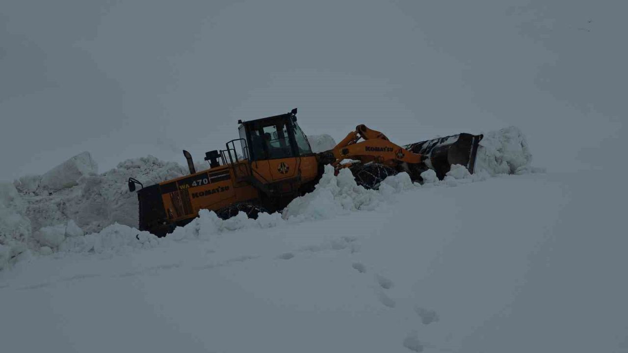Van'ın O İlçesinde Kar kalınlığı 4 metreye Yaklaştı