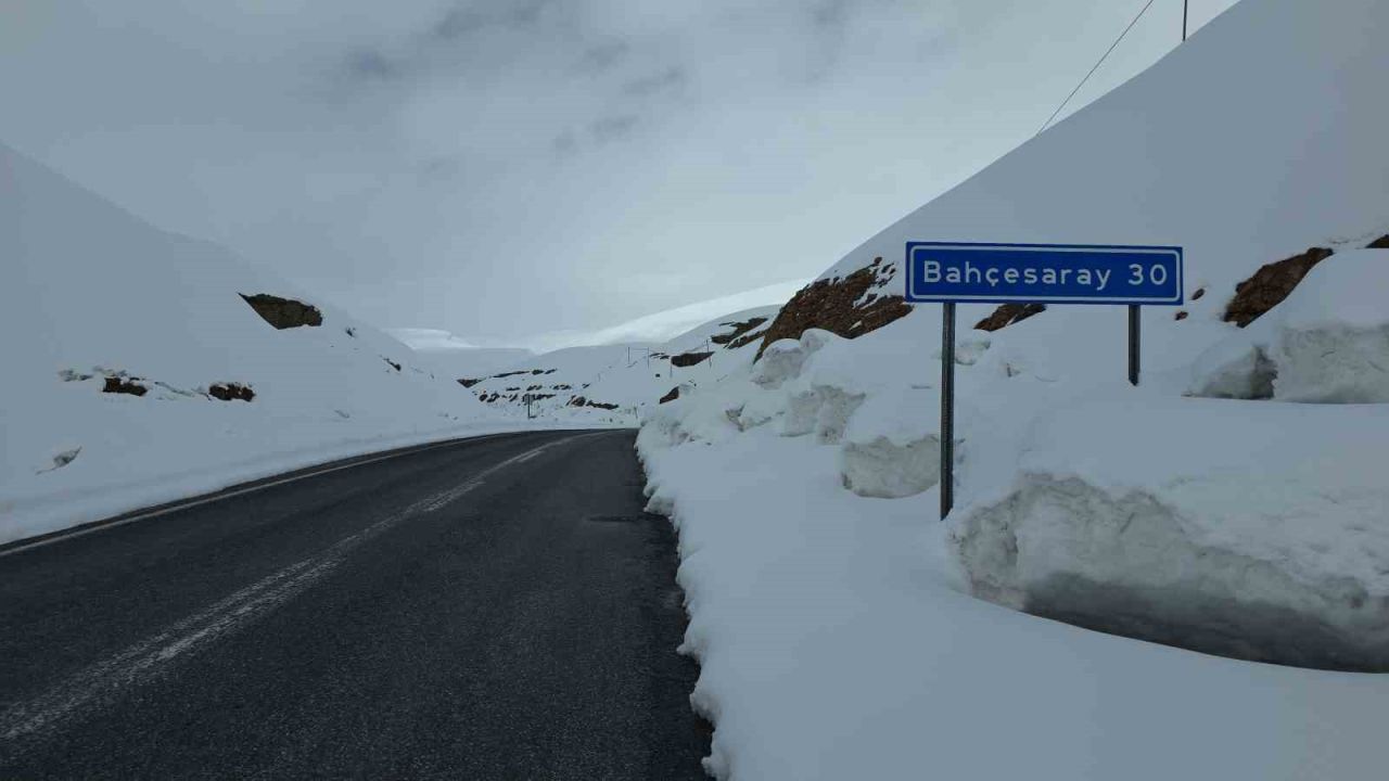 Van'ın O İlçesinde Kar kalınlığı 4 metreye Yaklaştı