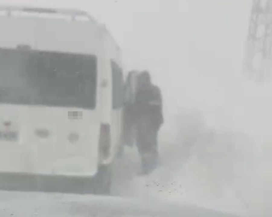 Hakkari Yüksekova’da tipide yolda mahsur kalan vatandaşlar kurtarıldı