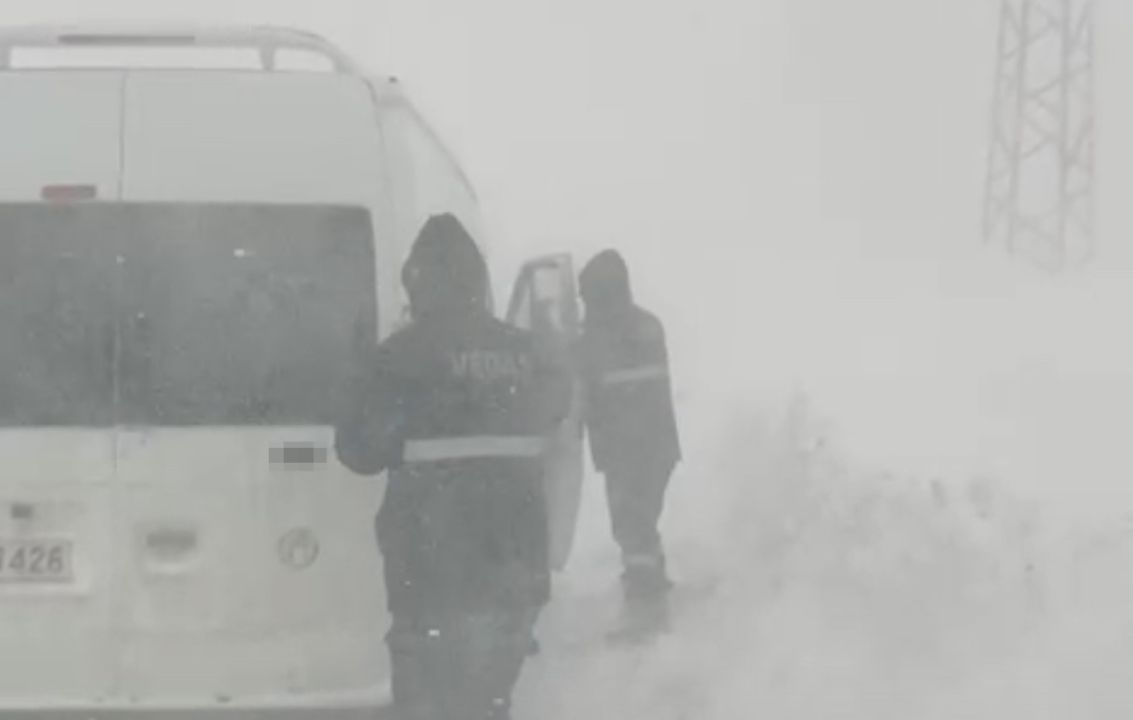 Hakkari Yüksekova’da tipide yolda mahsur kalan vatandaşlar kurtarıldı