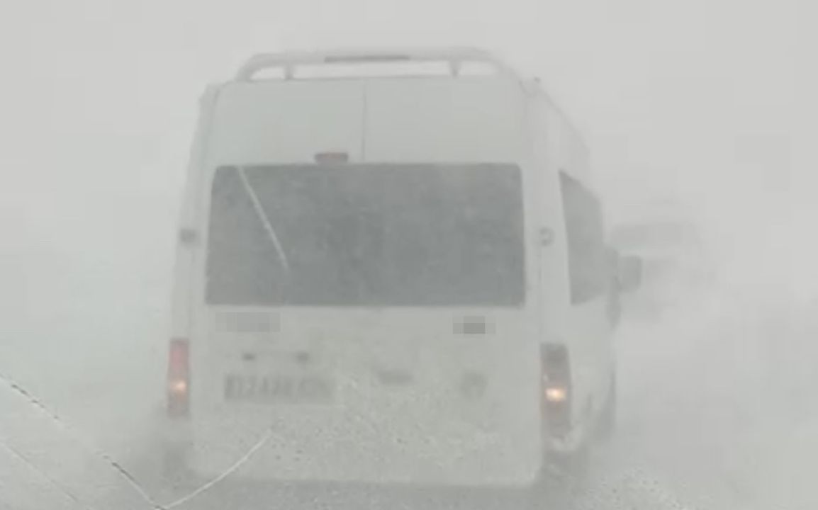 Hakkari Yüksekova’da tipide yolda mahsur kalan vatandaşlar kurtarıldı