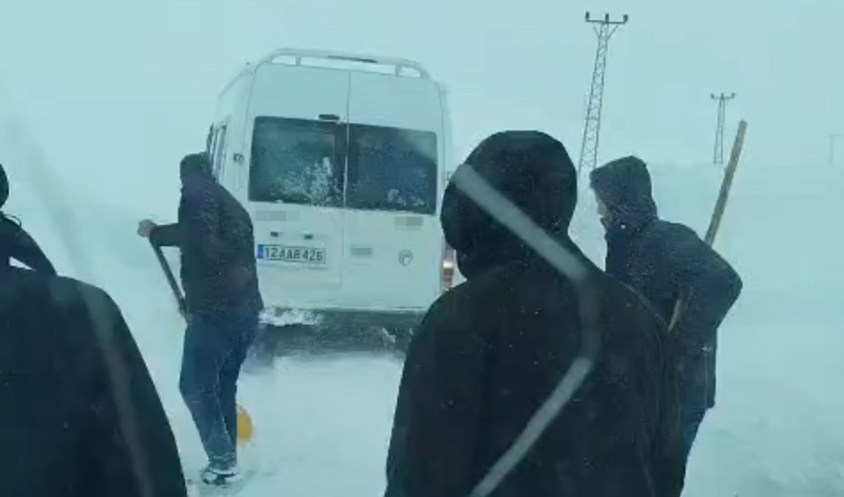 Hakkari Yüksekova’da tipide yolda mahsur kalan vatandaşlar kurtarıldı