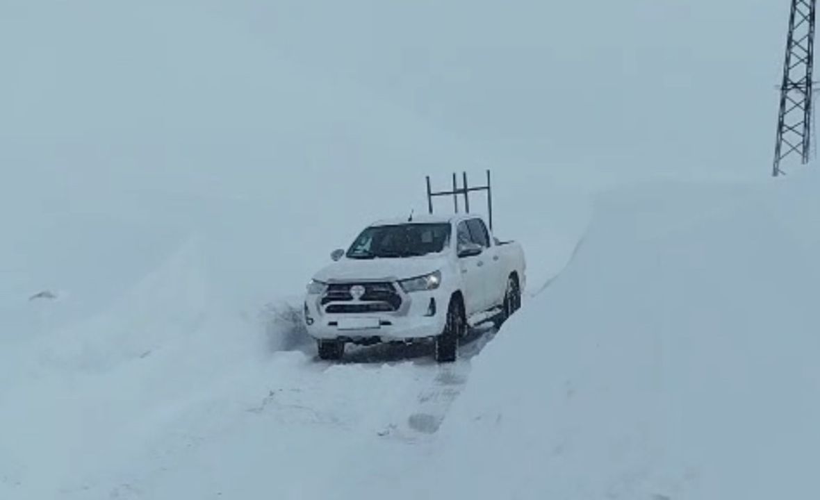 Hakkari Yüksekova’da tipide yolda mahsur kalan vatandaşlar kurtarıldı