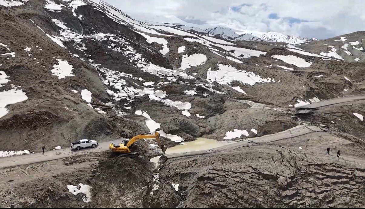 Bingöl’de heyelan sonucu çöken ve kayan yolda çalışmalar başladı
