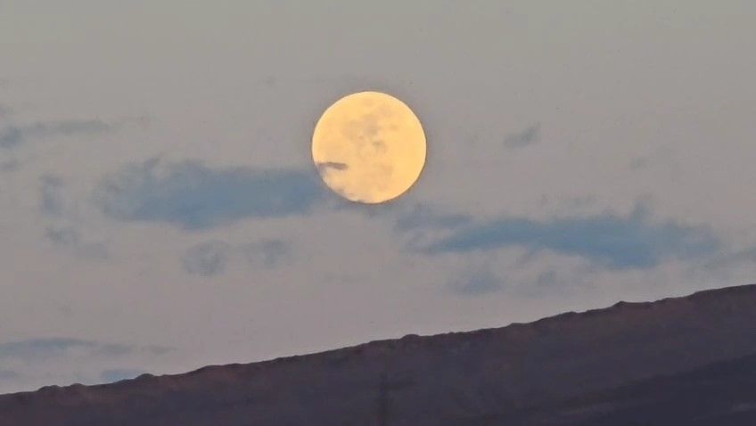 Van’da "Pembe Dolunay" Erek Dağı’ndan yükseldi