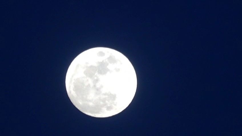 Van’da "Pembe Dolunay" Erek Dağı’ndan yükseldi