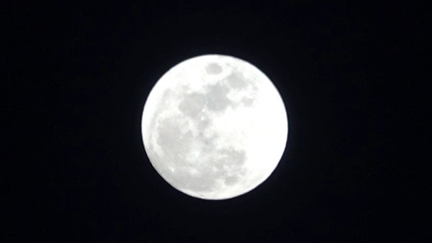 Van’da "Pembe Dolunay" Erek Dağı’ndan yükseldi