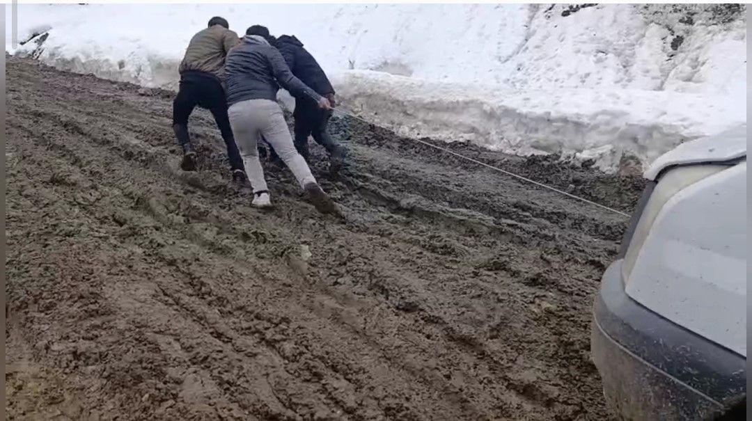 Van Bahçesaray’da çamurla mücadele: Vatandaşlar araçlarını iple çekerek ilerliyor