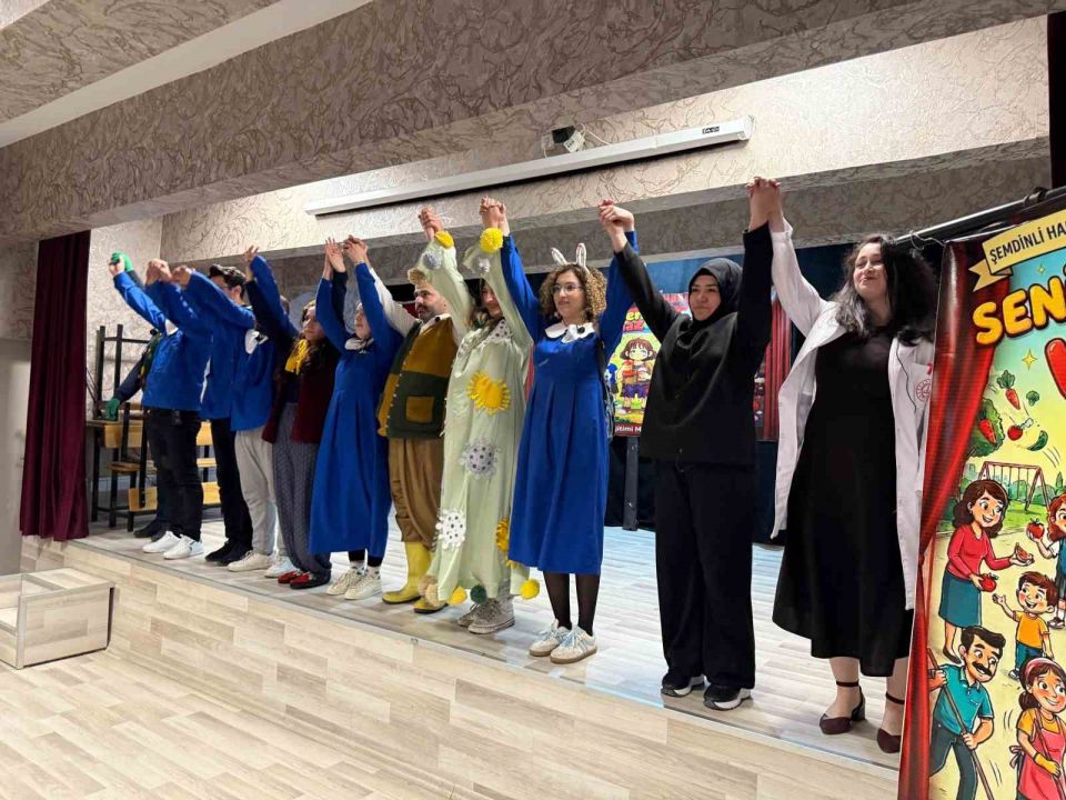 Hakkari Şemdinli'de "Seni Yaramaz Virüs" oyunu büyük ilgi gördü