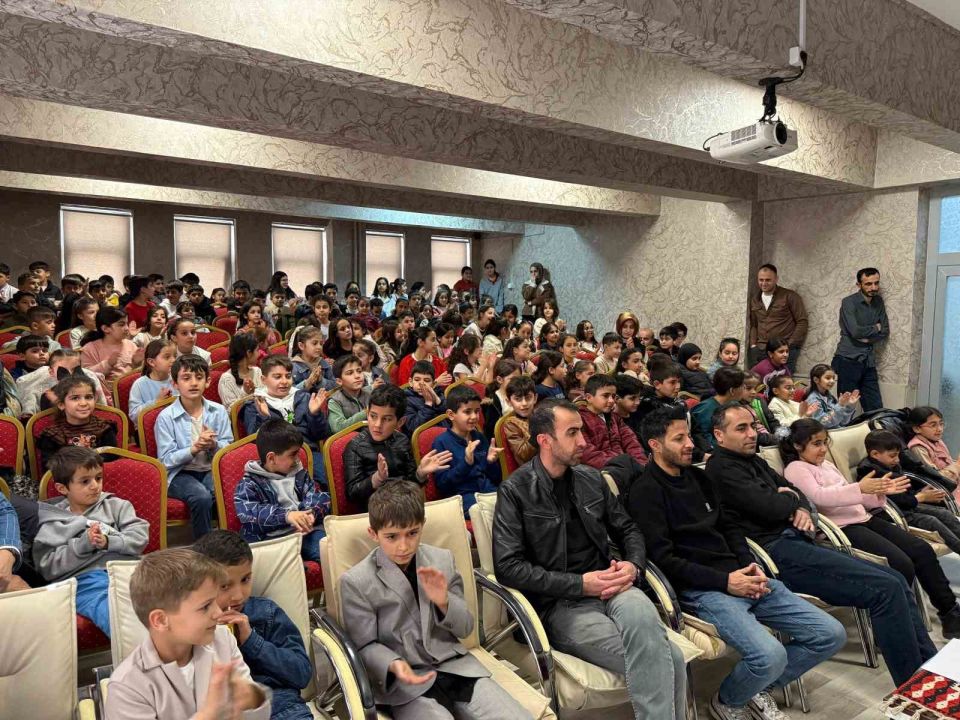 Hakkari Şemdinli'de "Seni Yaramaz Virüs" oyunu büyük ilgi gördü