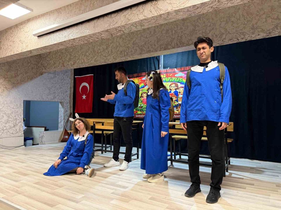 Hakkari Şemdinli'de "Seni Yaramaz Virüs" oyunu büyük ilgi gördü