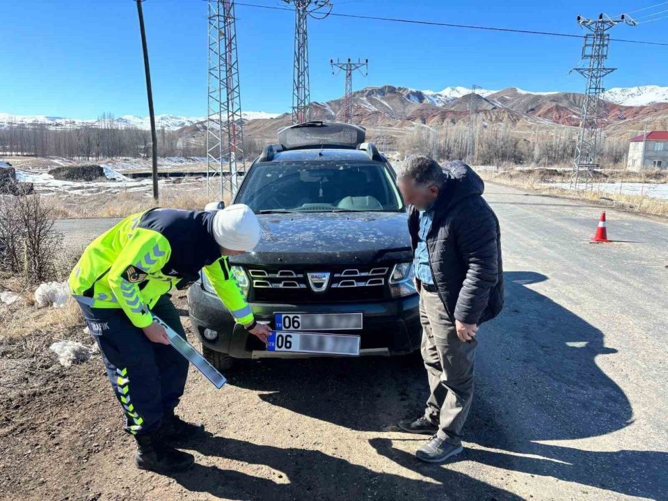 Erzurum'da jandarma trafik ekipleri rehberlik ve bilgilendirme çalışmalarını sürdürüyor