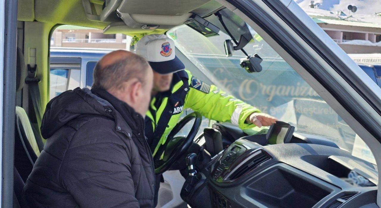 Erzurum'da jandarma trafik ekipleri rehberlik ve bilgilendirme çalışmalarını sürdürüyor