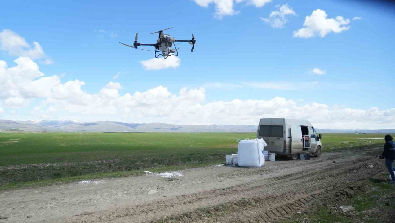 42 bin dönümlük tarım arazisi dron ile gübrelendi