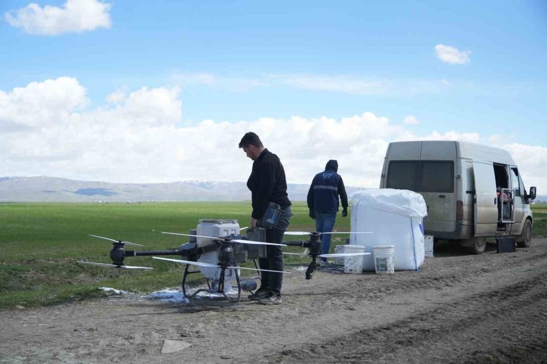 42 bin dönümlük tarım arazisi dron ile gübrelendi