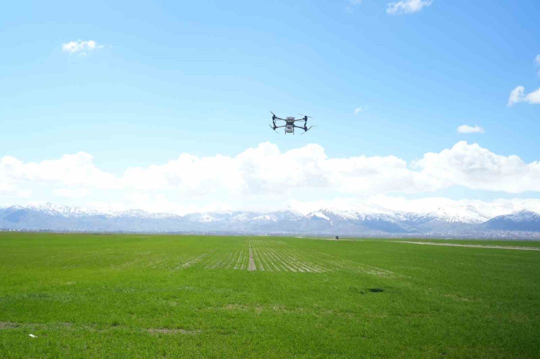 42 bin dönümlük tarım arazisi dron ile gübrelendi