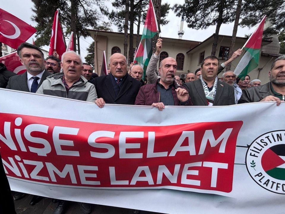 Cuma Namazı Çıkışı Filistin için tek yürek çağrısı