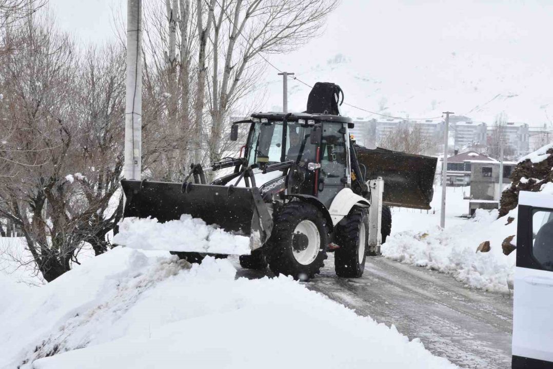 Nisan ortasında yoğun kar mesaisi devam ediyor