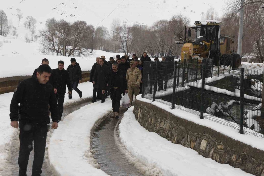 Nisan ortasında yoğun kar mesaisi devam ediyor