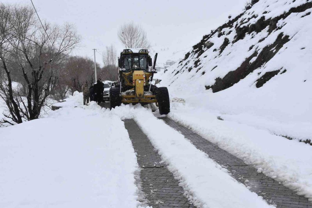 Nisan ortasında yoğun kar mesaisi devam ediyor